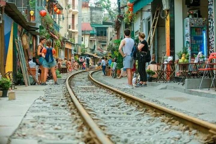 Hotspot Matrix và 2 kiểu áo hot nhất hè này: Giá chưa đến 100k mà giúp vóc dáng thon thả